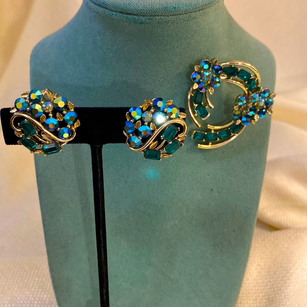 Vntg. Lisner Blues & Greens Aurora Borealis Rhinestones Brooch & clip Earrings